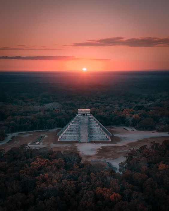 Onde fica Cancún? Próxima a magnfícia pirâmide de Kukulcan.
