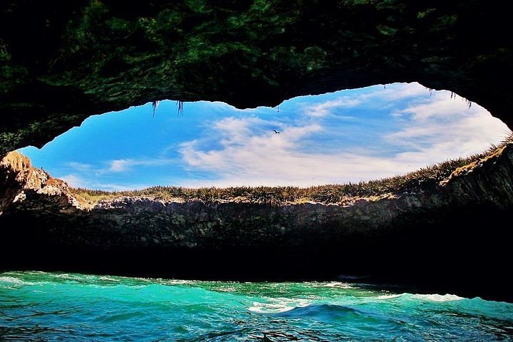 Foto interna da praia escondida México, com o céu azul e a água verde azulada.