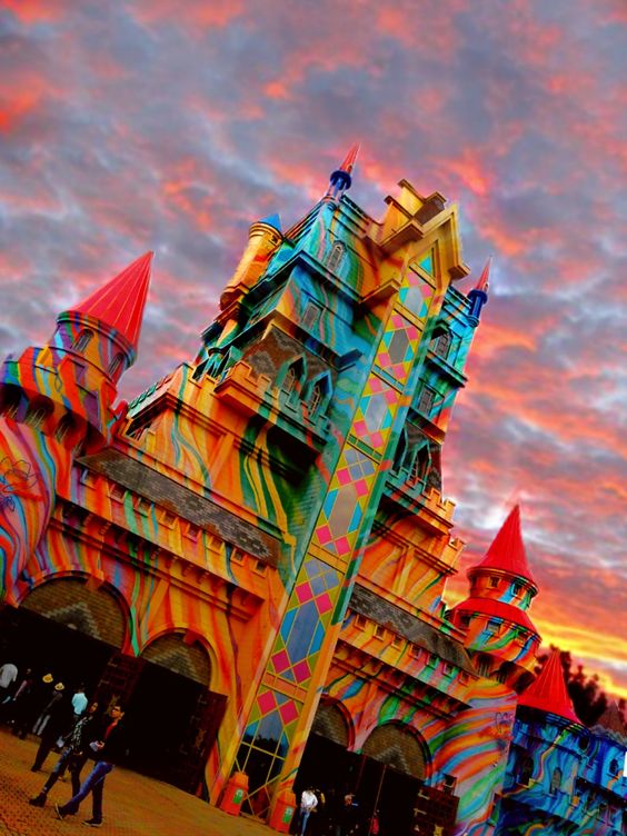 Entrada do parque, no formato de um castelo pintado por cores diferentes, com um pacote para o Beto Carrero