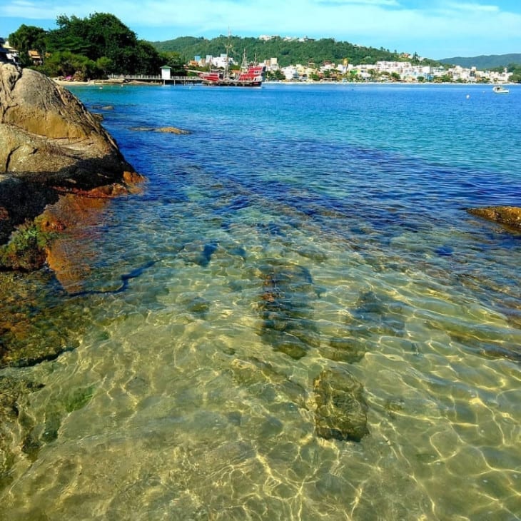 quantas praias tem em Santa Catarina?

Águas claras e rasas cercadas por algumas pedras na praia das Bombinhas