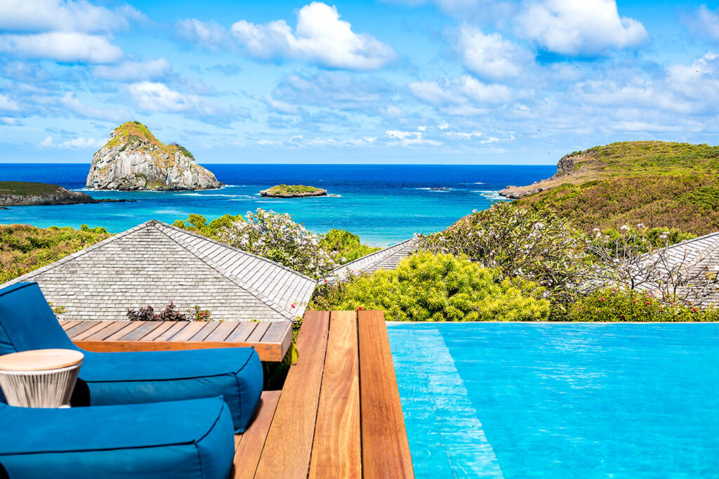 Paisagem exuberante de um dos hotéis de luxo de Noronha