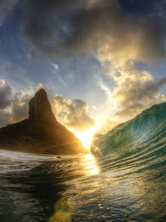 Onde quebrando em alto mar em ilha Fernando de Noronha