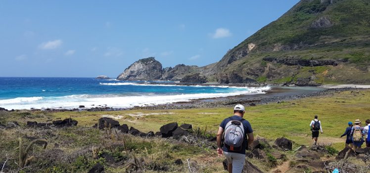 Turistas fazendo a trilha do Atalaia